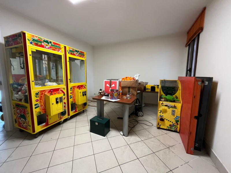 Proponiamo in affitto negozio fonte strada attualmente composto da una grande sala d'ingresso, un...