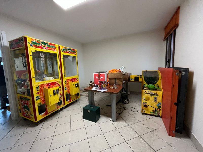 Proponiamo in affitto negozio fonte strada attualmente composto da una grande sala d'ingresso, un...