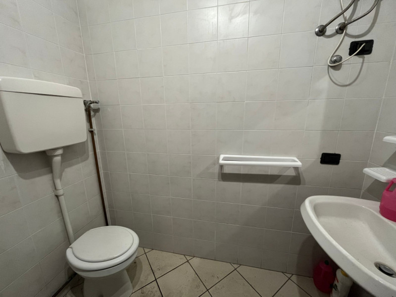 Proponiamo in affitto negozio fonte strada attualmente composto da una grande sala d'ingresso, un...