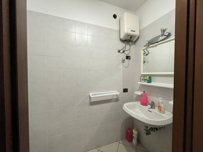 Proponiamo in affitto negozio fonte strada attualmente composto da una grande sala d'ingresso, un...