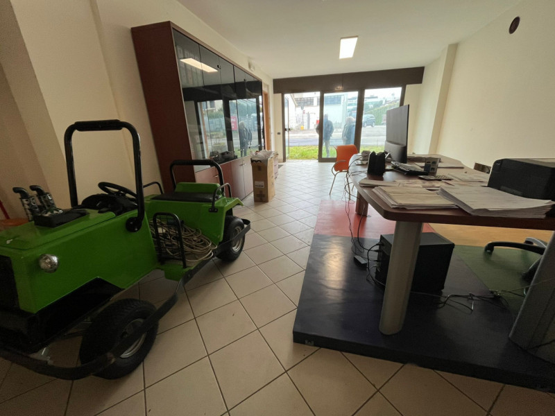 Proponiamo in affitto negozio fonte strada attualmente composto da una grande sala d'ingresso, un...