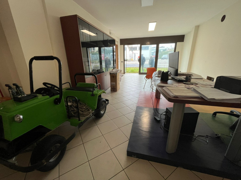 Proponiamo in affitto negozio fonte strada attualmente composto da una grande sala d'ingresso, un...