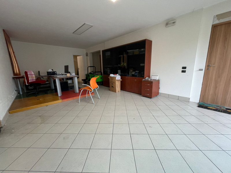 Proponiamo in affitto negozio fonte strada attualmente composto da una grande sala d'ingresso, un...