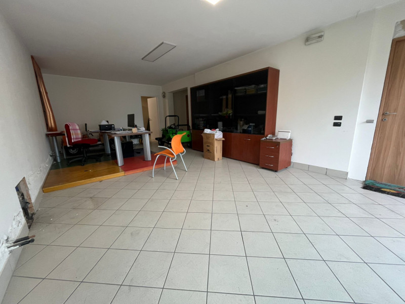 Proponiamo in affitto negozio fonte strada attualmente composto da una grande sala d'ingresso, un...