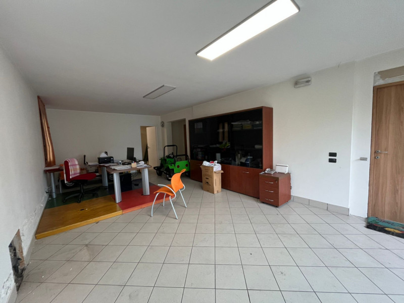 Proponiamo in affitto negozio fonte strada attualmente composto da una grande sala d'ingresso, un...