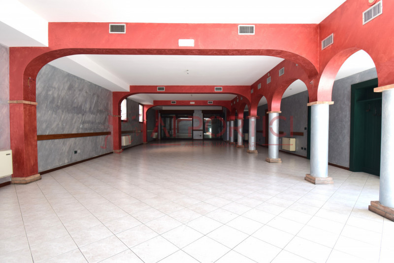 PIOVE DI SACCO - LOCALE COMMERCIALE al piano terra, precedentemente adibito a ristorante, ideale ...