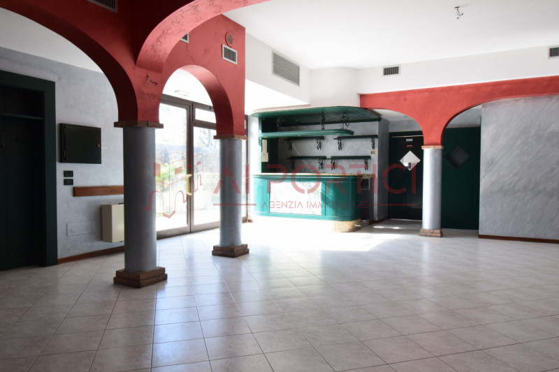 PIOVE DI SACCO - LOCALE COMMERCIALE al piano terra, precedentemente adibito a ristorante, ideale ...