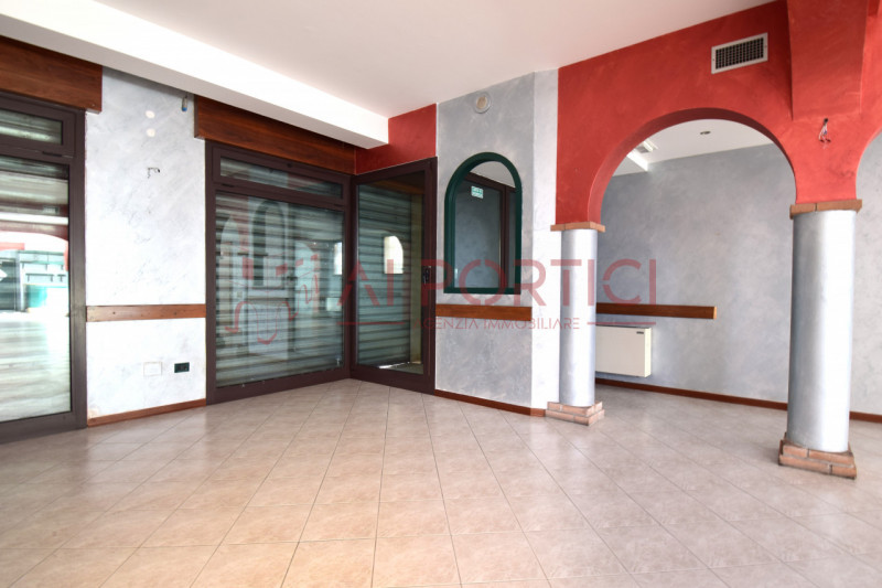 PIOVE DI SACCO - LOCALE COMMERCIALE al piano terra, precedentemente adibito a ristorante, ideale ...