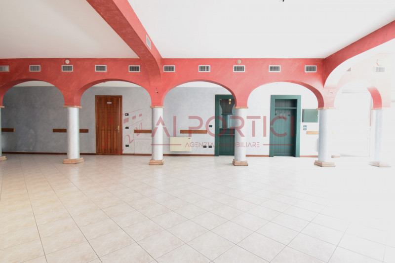 PIOVE DI SACCO - LOCALE COMMERCIALE al piano terra, precedentemente adibito a ristorante, ideale ...