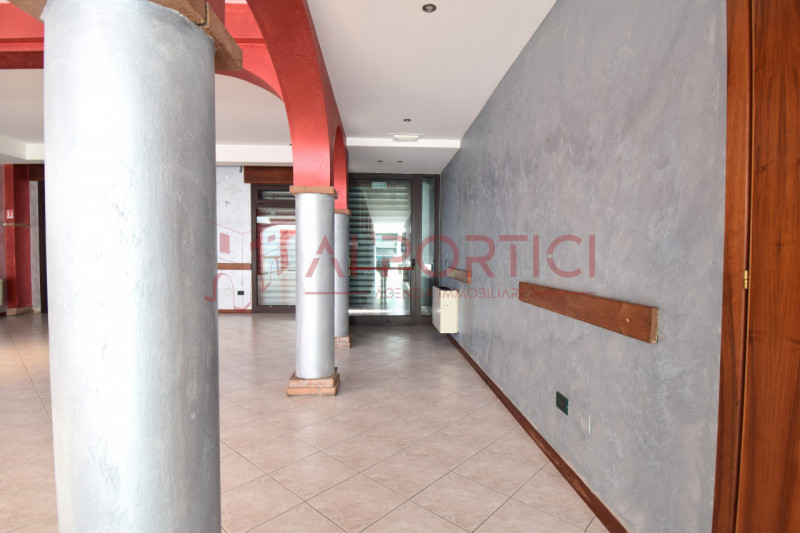 PIOVE DI SACCO - LOCALE COMMERCIALE al piano terra, precedentemente adibito a ristorante, ideale ...