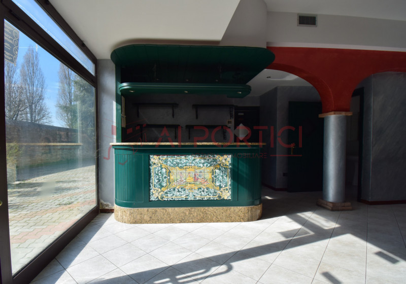 PIOVE DI SACCO - LOCALE COMMERCIALE al piano terra, precedentemente adibito a ristorante, ideale ...