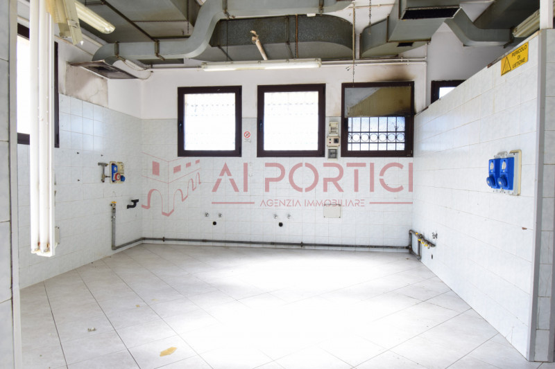 PIOVE DI SACCO - LOCALE COMMERCIALE al piano terra, precedentemente adibito a ristorante, ideale ...