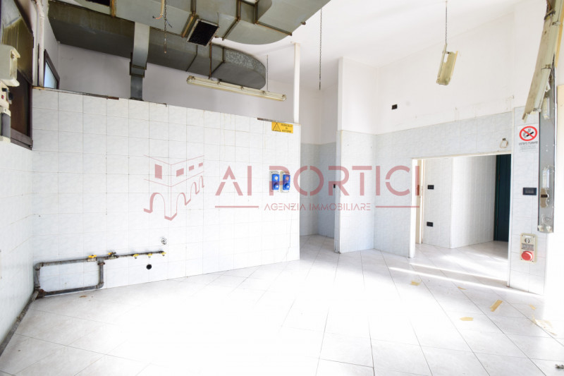 PIOVE DI SACCO - LOCALE COMMERCIALE al piano terra, precedentemente adibito a ristorante, ideale ...