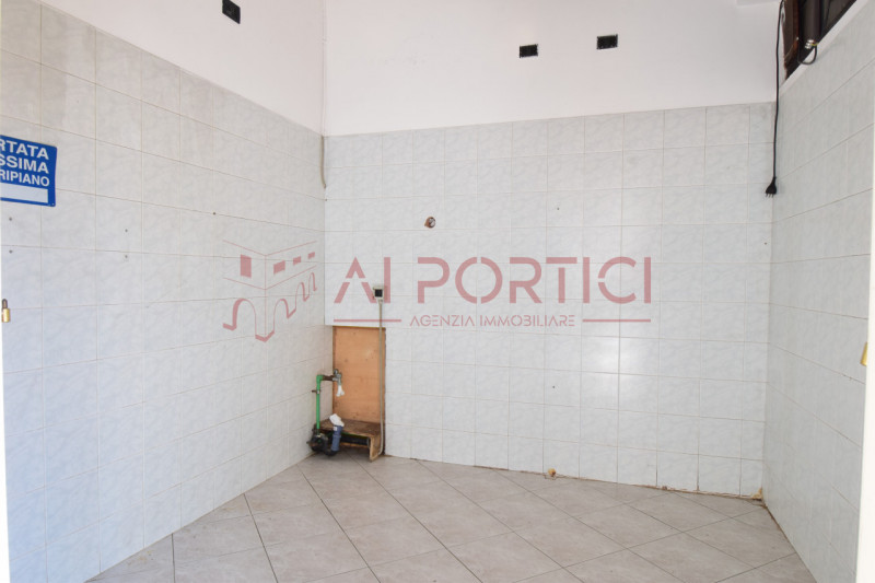 PIOVE DI SACCO - LOCALE COMMERCIALE al piano terra, precedentemente adibito a ristorante, ideale ...