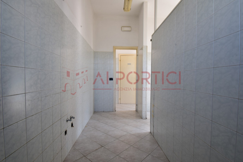 PIOVE DI SACCO - LOCALE COMMERCIALE al piano terra, precedentemente adibito a ristorante, ideale ...