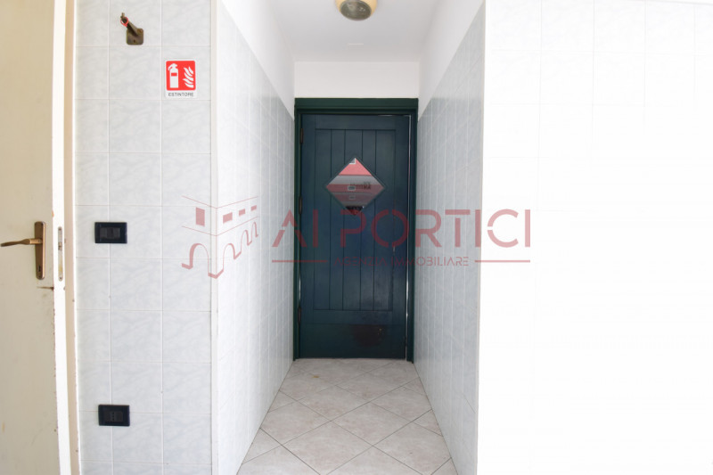 PIOVE DI SACCO - LOCALE COMMERCIALE al piano terra, precedentemente adibito a ristorante, ideale ...