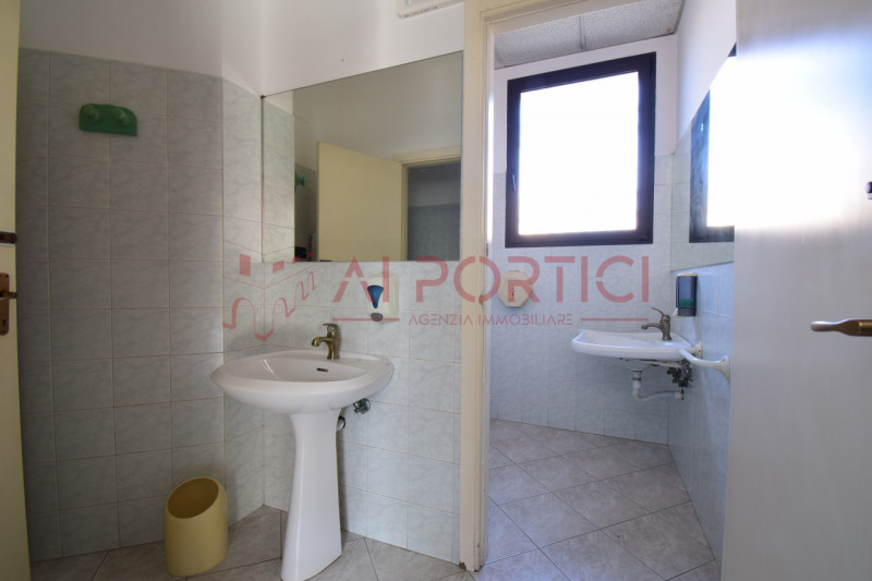 PIOVE DI SACCO - LOCALE COMMERCIALE al piano terra, precedentemente adibito a ristorante, ideale ...