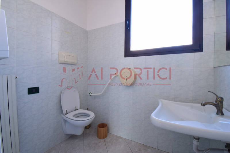 PIOVE DI SACCO - LOCALE COMMERCIALE al piano terra, precedentemente adibito a ristorante, ideale ...