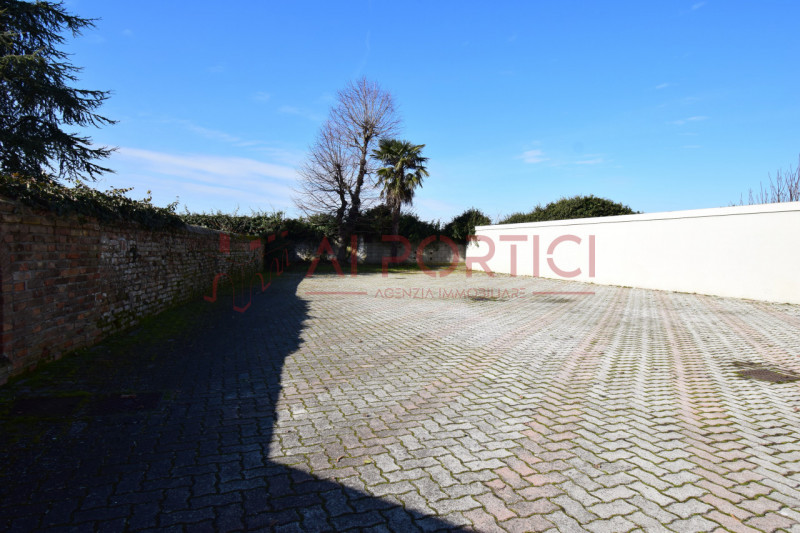 PIOVE DI SACCO - LOCALE COMMERCIALE al piano terra, precedentemente adibito a ristorante, ideale ...