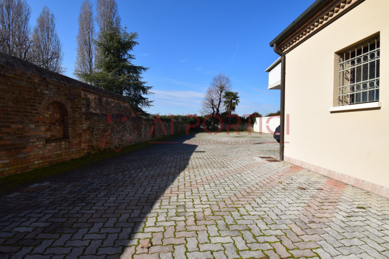 PIOVE DI SACCO - LOCALE COMMERCIALE al piano terra, precedentemente adibito a ristorante, ideale ...