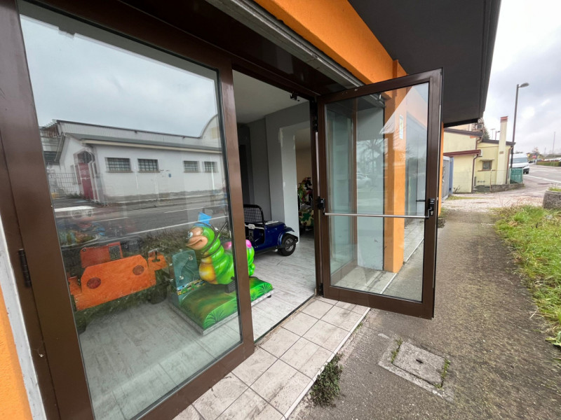 Proponiamo in affitto negozio fonte strada attualmente composto una grande sala con una zona post...