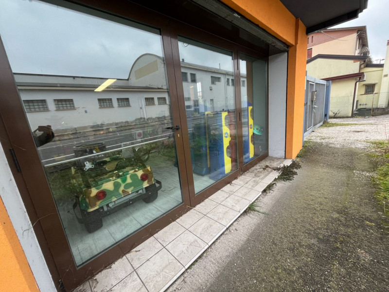 Proponiamo in affitto negozio fonte strada attualmente composto una grande sala con una zona post...