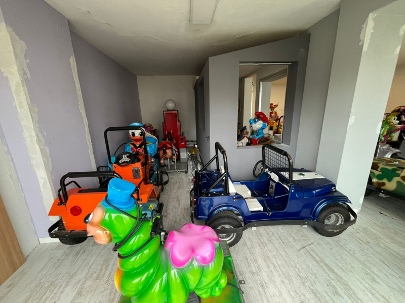 Proponiamo in affitto negozio fonte strada attualmente composto una grande sala con una zona post...