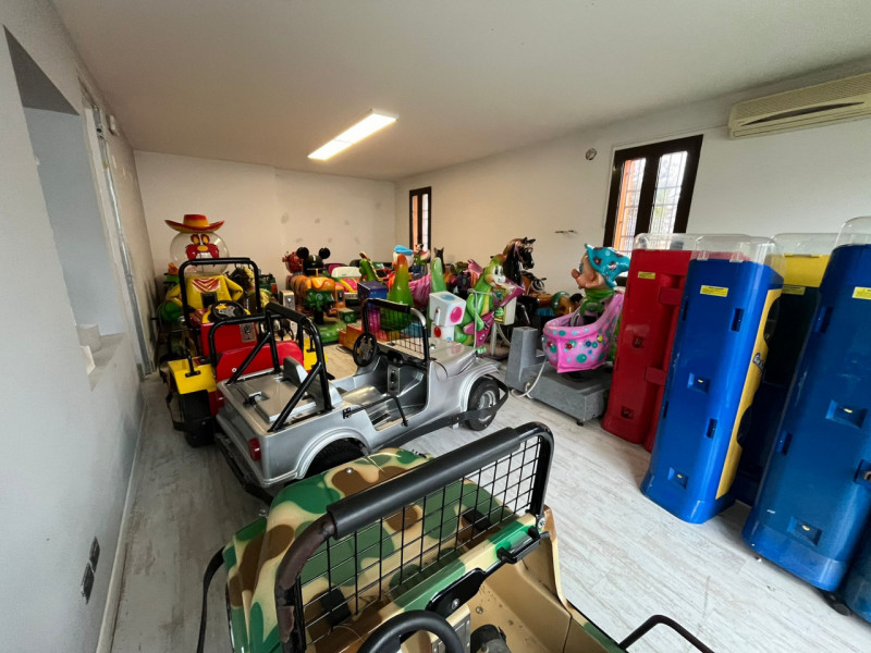 Proponiamo in affitto negozio fonte strada attualmente composto una grande sala con una zona post...