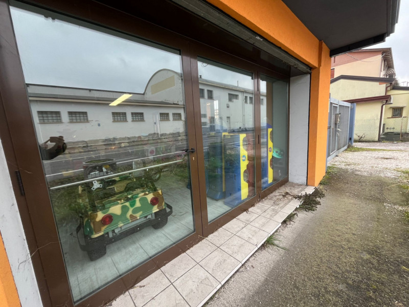 Proponiamo in affitto negozio fonte strada attualmente composto una grande sala con una zona post...