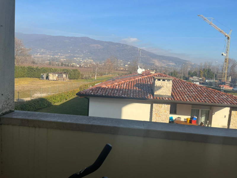 Proponiamo in affitto un ampio e luminoso appartamento di circa 85 mq situato nel comune di Cordi...