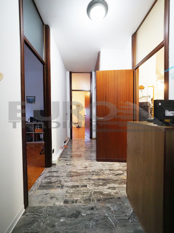 PREGANZIOL – SAN TROVASO

Ampio appartamento con 3 camere, 4 terrazze e garage

In una tranquilla...