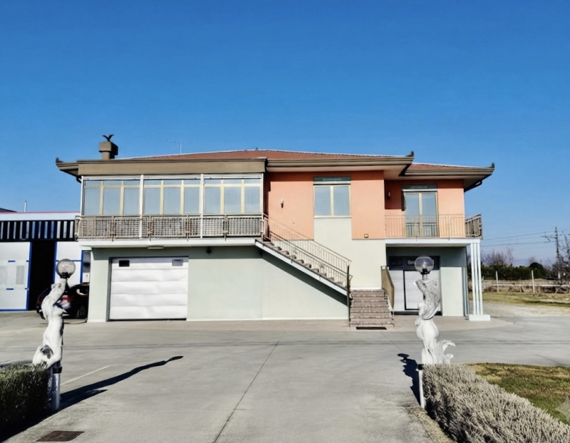 (Per INFO 3316190143) Scopri questa splendida casa singola terratetto, situata nel cuore di Caste...