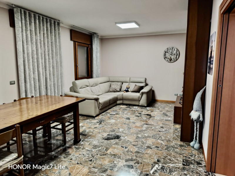 (Per INFO 3316190143) Scopri questa splendida casa singola terratetto, situata nel cuore di Caste...