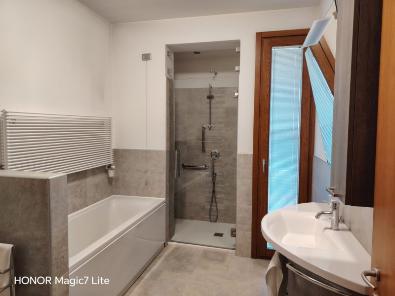 (Per INFO 3316190143) Scopri questa splendida casa singola terratetto, situata nel cuore di Caste...