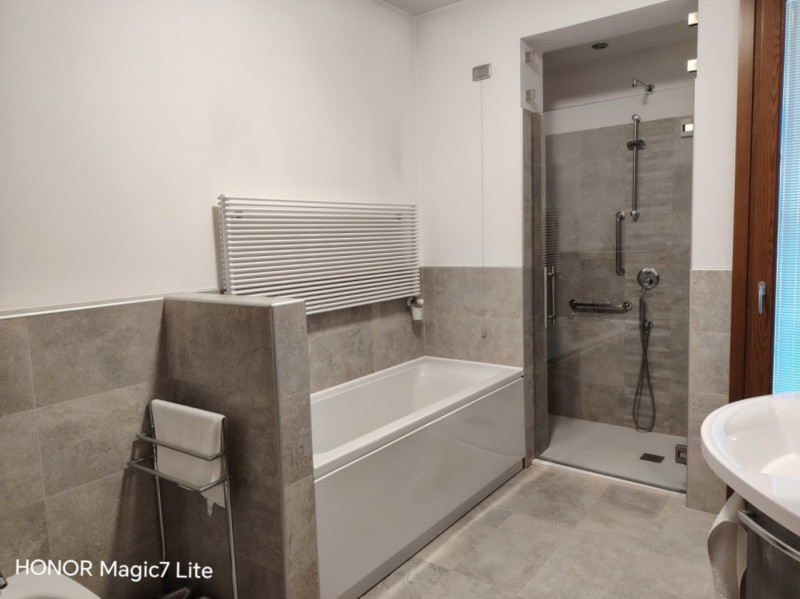 (Per INFO 3316190143) Scopri questa splendida casa singola terratetto, situata nel cuore di Caste...