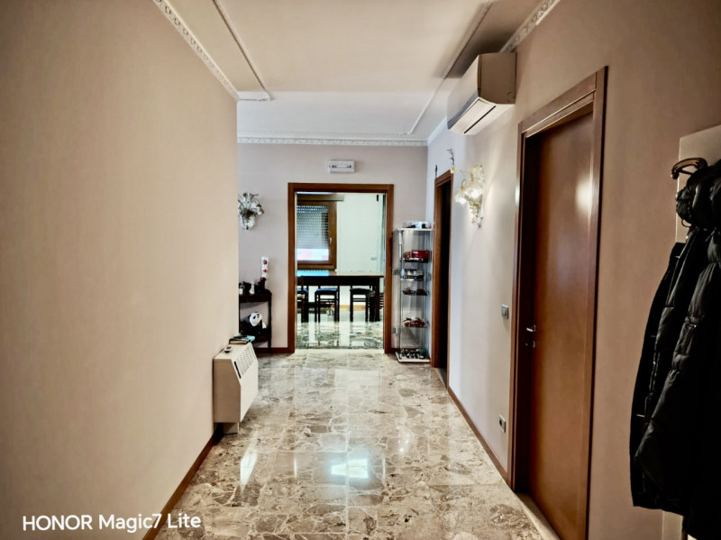 (Per INFO 3316190143) Scopri questa splendida casa singola terratetto, situata nel cuore di Caste...