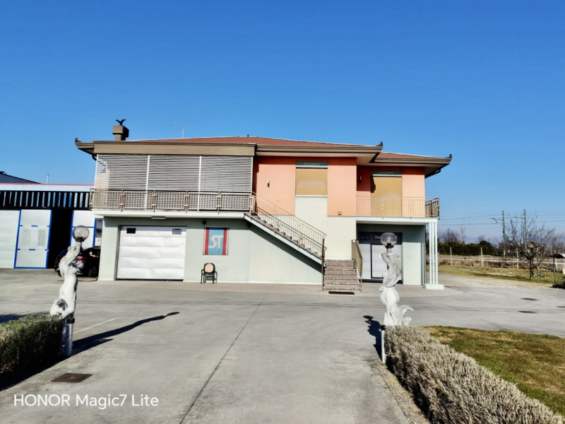 (Per INFO 3316190143) Scopri questa splendida casa singola terratetto, situata nel cuore di Caste...