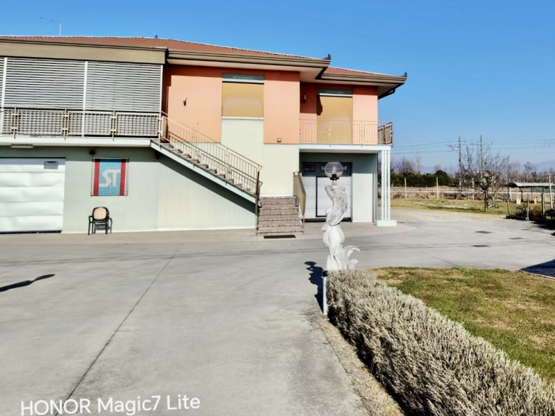 (Per INFO 3316190143) Scopri questa splendida casa singola terratetto, situata nel cuore di Caste...