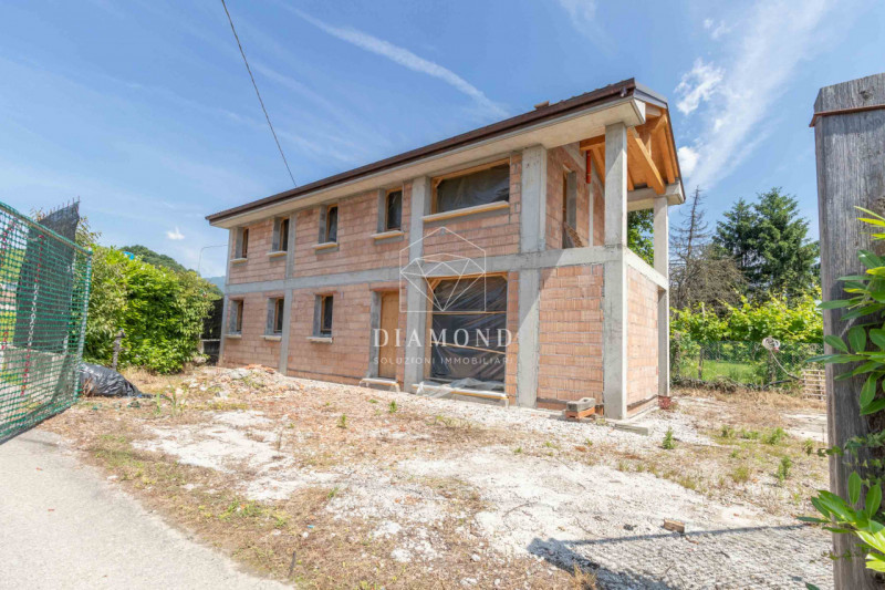 Colbertaldo: graziosa casetta singola, che attualmente si trova allo stato GREZZO, la cui costruz...