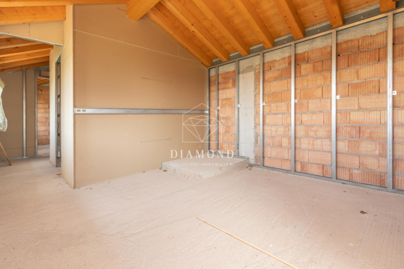 Colbertaldo: graziosa casetta singola, che attualmente si trova allo stato GREZZO, la cui costruz...