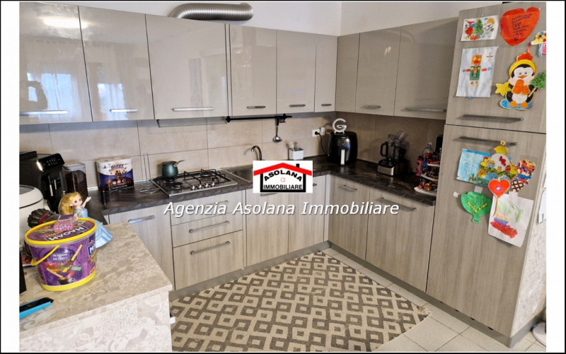 In centro a Caerano di San Marco affittasi appartamento a con ampia zona giorno 2 camere un bagno...