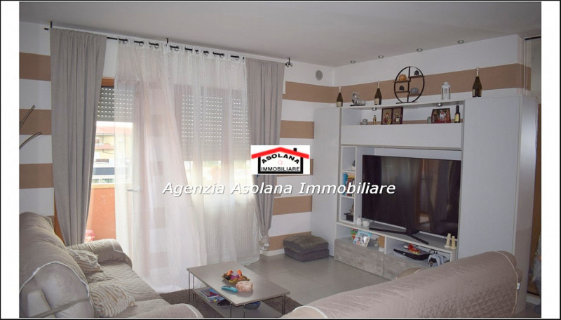 In centro a Caerano di San Marco affittasi appartamento a con ampia zona giorno 2 camere un bagno...