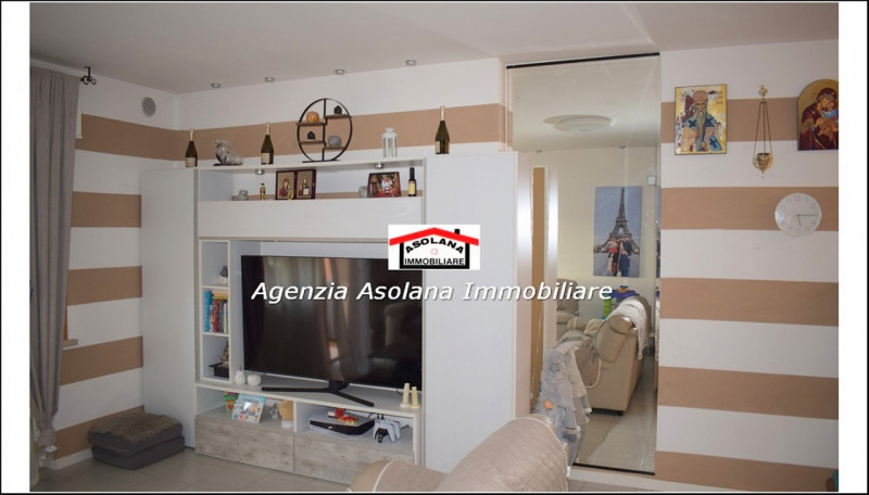 In centro a Caerano di San Marco affittasi appartamento a con ampia zona giorno 2 camere un bagno...