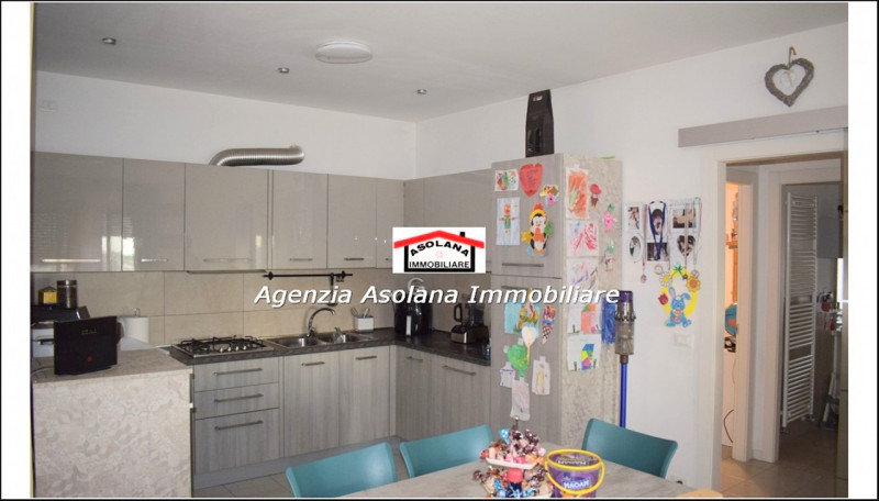 In centro a Caerano di San Marco affittasi appartamento a con ampia zona giorno 2 camere un bagno...