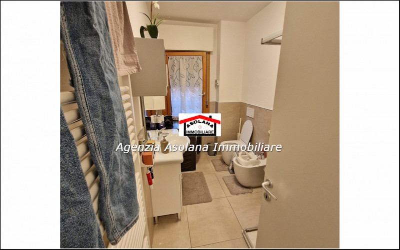 In centro a Caerano di San Marco affittasi appartamento a con ampia zona giorno 2 camere un bagno...