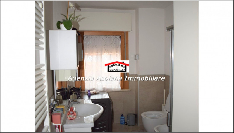 In centro a Caerano di San Marco affittasi appartamento a con ampia zona giorno 2 camere un bagno...