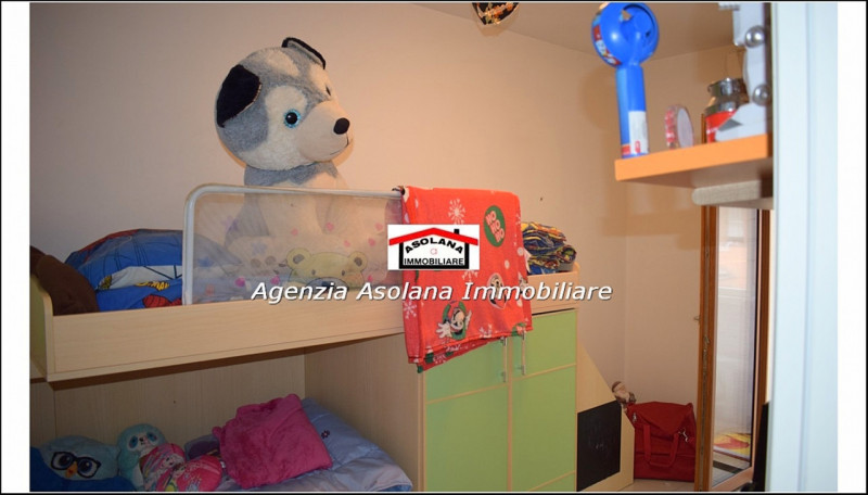 In centro a Caerano di San Marco affittasi appartamento a con ampia zona giorno 2 camere un bagno...