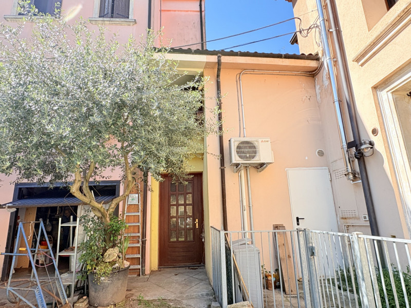 Nel cuore di Battaglia Terme, proponiamo in vendita casa a schiera inserita in una caratteristica...