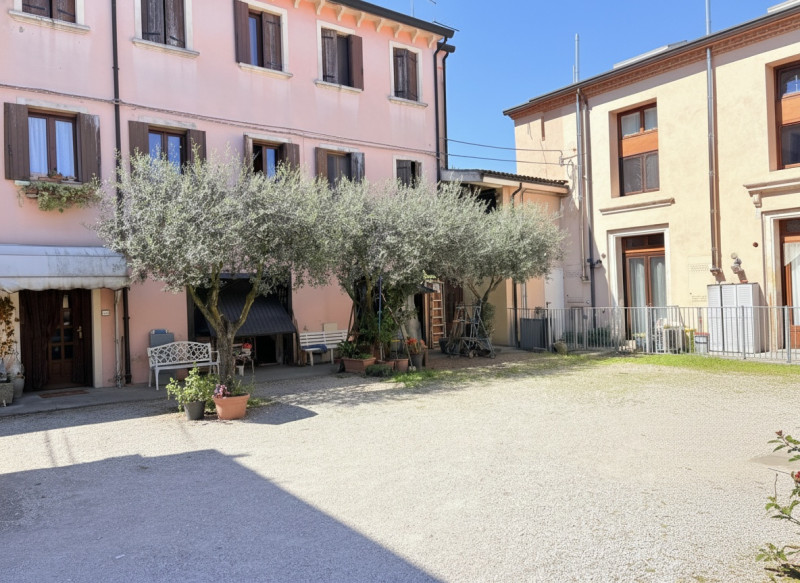 Nel cuore di Battaglia Terme, proponiamo in vendita casa a schiera inserita in una caratteristica...