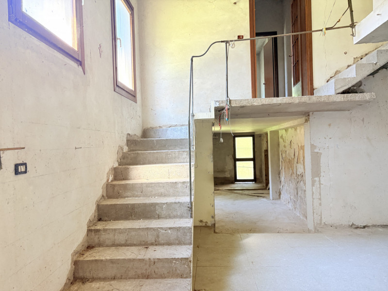 Nel cuore di Battaglia Terme, proponiamo in vendita casa a schiera inserita in una caratteristica...